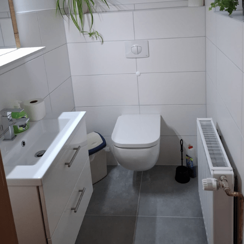 Ademi Heizungsmonteur aus Delmenhorst Klempner (3) Modernes Gäste-WC mit wandhängendem WC und Sanitärinstallation in Delmenhorst