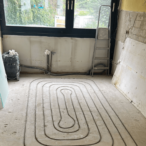 Ademi Heizungsmonteur aus Delmenhorst Klempner (6) Fußbodenheizung wird im Bad von Ademi Sanitär in Delmenhorst installiert