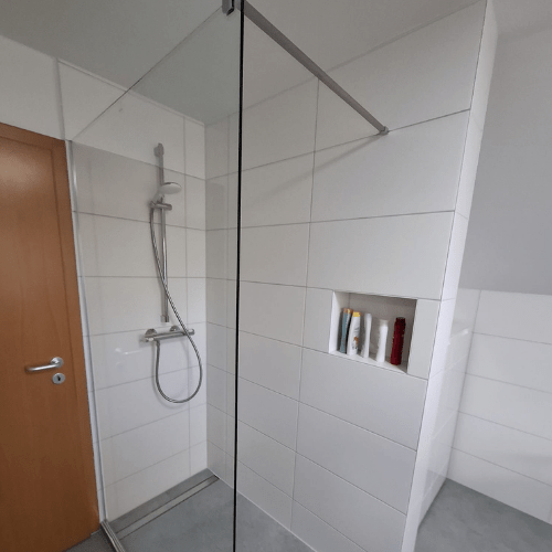 Ademi Heizungsmonteur aus Delmenhorst Klempner (8) Bodengleiche Dusche mit Glaswand und eingelassenem Regalfach von Ademi Sanitär in Delmenhorst