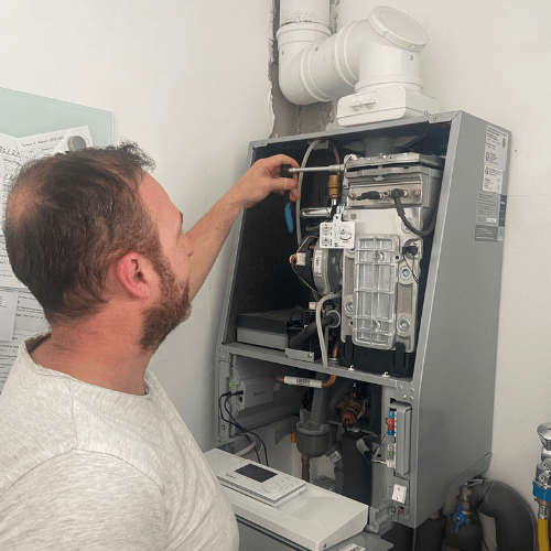 Ademi Heizungsmonteur wartet Gastherme in Delmenhorst für effiziente Heizung