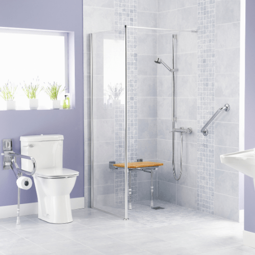 Barrierefreies Bad mit bodengleicher Dusche und Haltegriffen von Ademi Sanitär Delmenhorst
