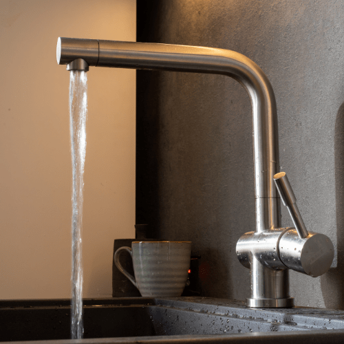 Edelstahl-Armatur läuft am Waschbecken nach Installation durch Ademi Sanitär Delmenhorst