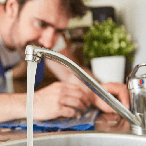 Klempner montiert Badezimmerarmatur für Sanitärinstallation bei Ademi Delmenhorst