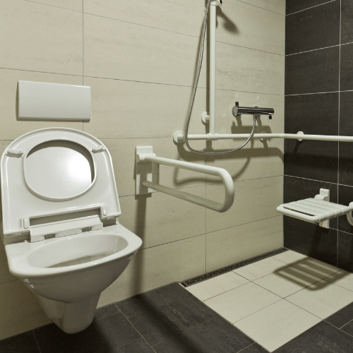 Barrierefreies WC mit Haltegriffen und Duschsitz von Ademi Sanitär aus Delmenhorst