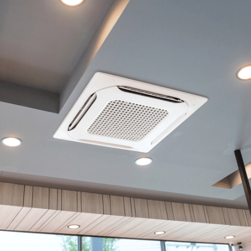 Deckenkassette Klimaanlage montiert im Innenraum von Ademi Sanitär in Delmenhorst