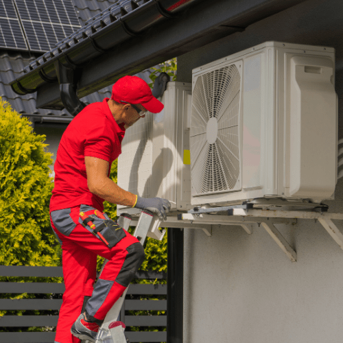 Monteur wartet Klimaanlage außen am Haus von Ademi Sanitär in Delmenhorst