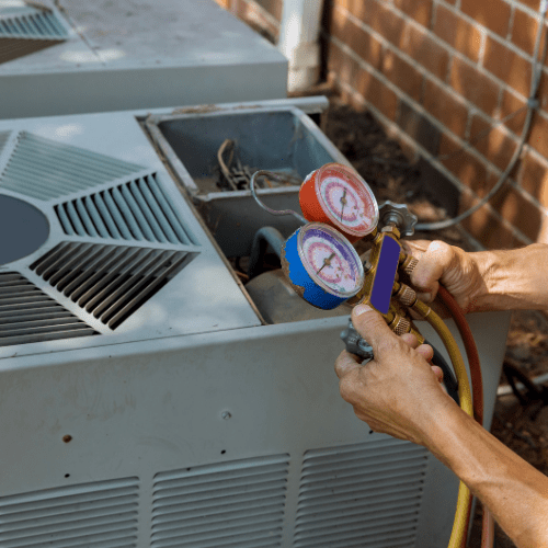 Klempner prüft Klimaanlage mit Messgerät bei Ademi Sanitär in Delmenhorst