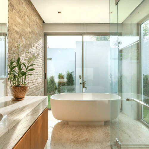 Hochwertiges Bad mit freistehender Wanne und moderner Sanitärinstallation in Delmenhorst