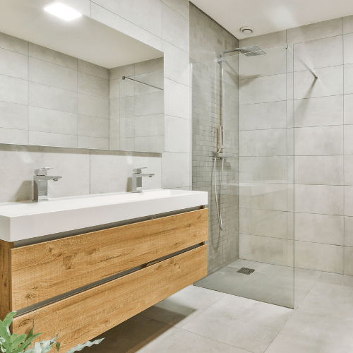 Modernes Badezimmer mit Glasdusche und Doppelwaschtisch von Ademi Sanitär aus Delmenhorst