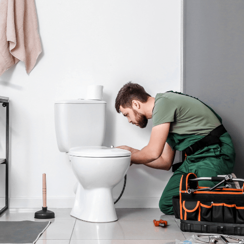 Klempner installiert neues WC von Ademi Sanitär in Bad in Delmenhorst