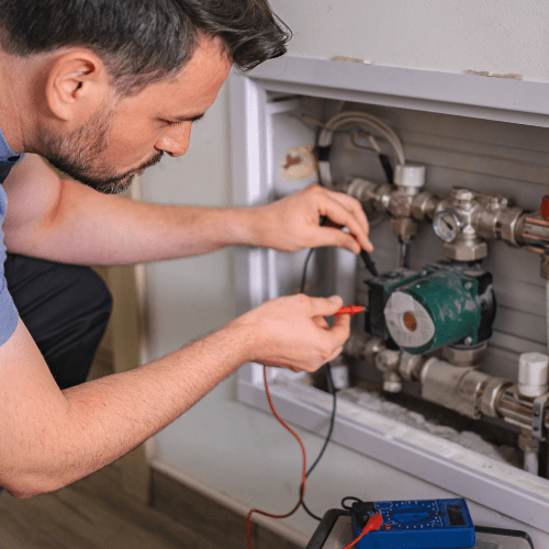 Klempner wartet Heizungsanlage von Ademi Sanitär in Delmenhorst