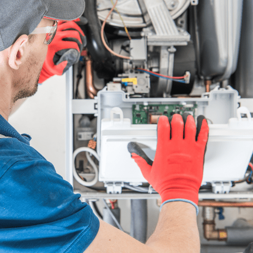 Klempner wartet Heizungsanlage von Ademi Sanitär in Delmenhorst