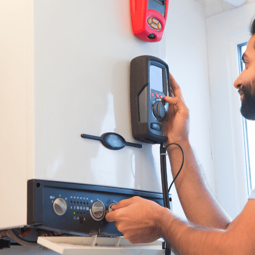 Klempner wartet Gasheizung bei Ademi Sanitär in Delmenhorst