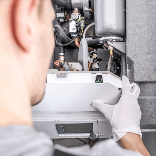 Klempner wartet Gasheizung von Ademi Sanitär in Delmenhorst