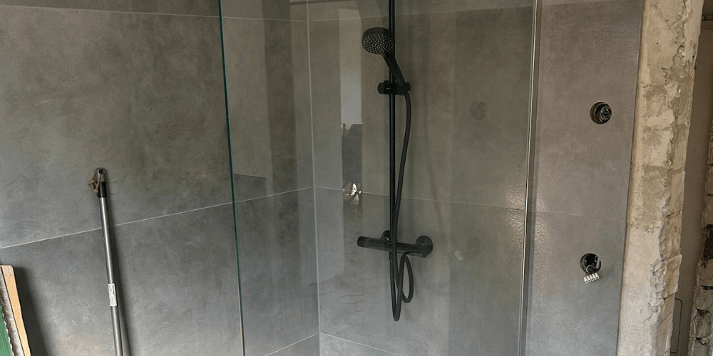 Teilmodernisiertes Badezimmer mit großer Glasdusche und modernen Sanitärinstallationen - Ademi Sanitär Delmenhorst - Heizung Badezimmer Klima Badsanierung mit großzügiger Glasdusche und moderner schwarzer Armatur in Delmenhorst