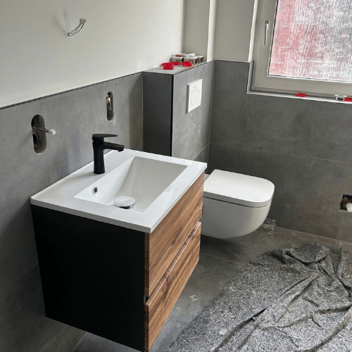 Modernes Badezimmer mit Holzwaschtisch und wandhängendem WC nach Badsanierung in Delmenhorst